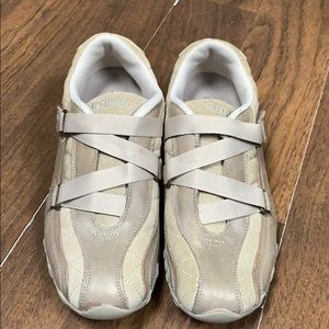 Sketchers tan sneaker size 7.